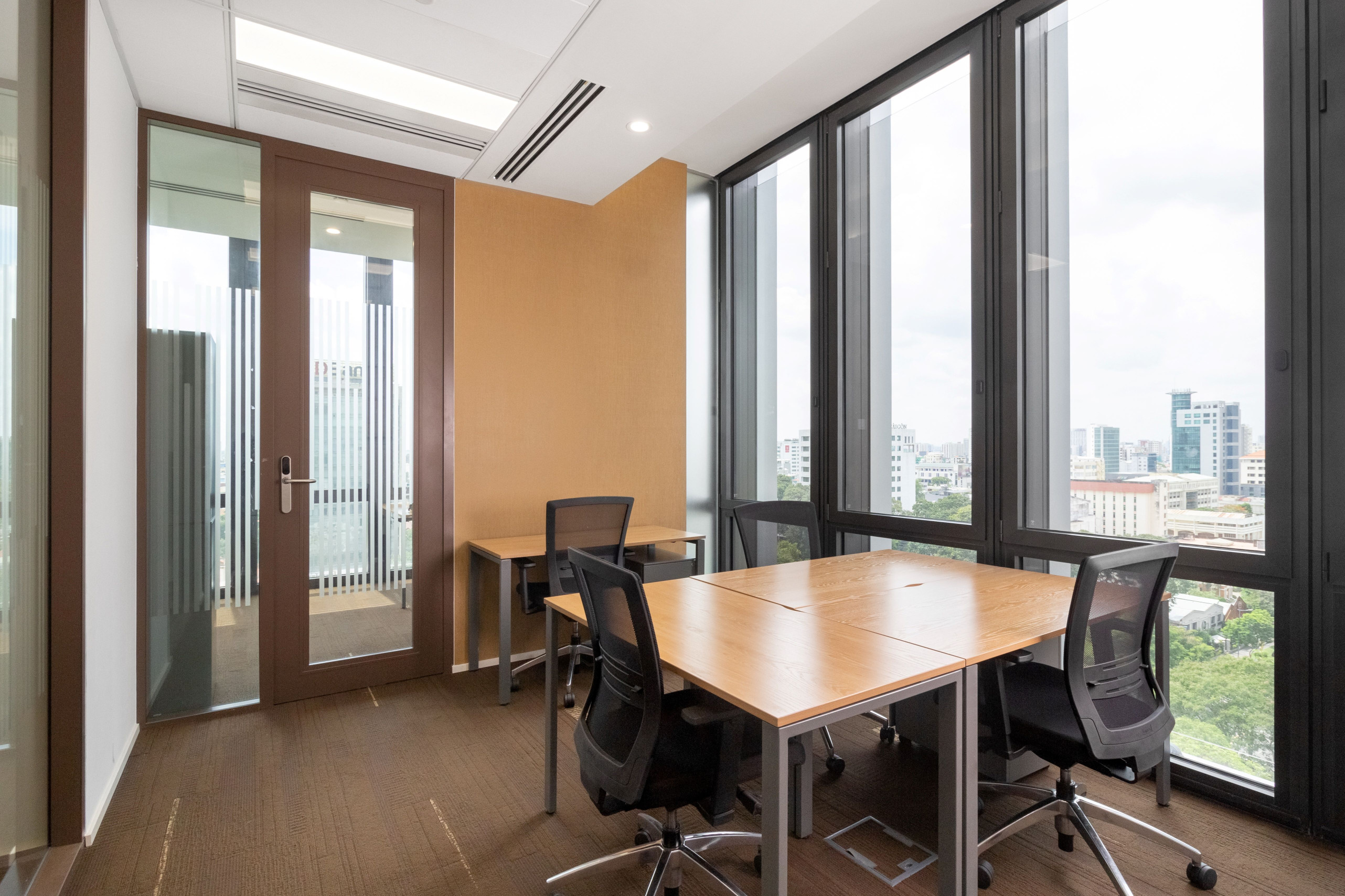 Không gian văn phòng riêng đầy đủ dịch vụ dành cho bạn và đội ngũ tại Regus Deutsches Haus