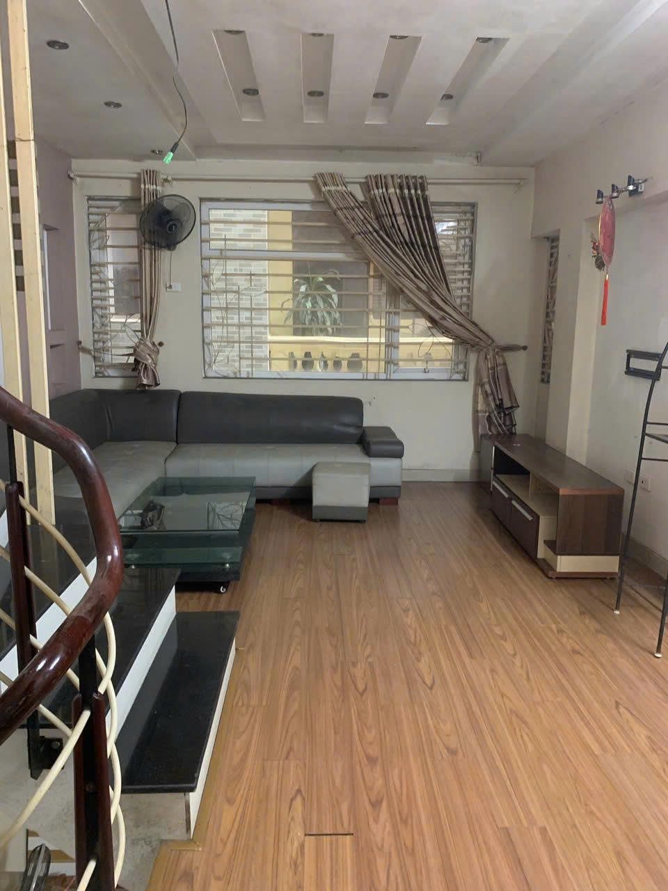 Cho thuê nhà ngõ 226 Lê Duẩn, Đống Đa 40M X 4T giá 13 triệu, 50M RA ĐƯỜNG LỚN