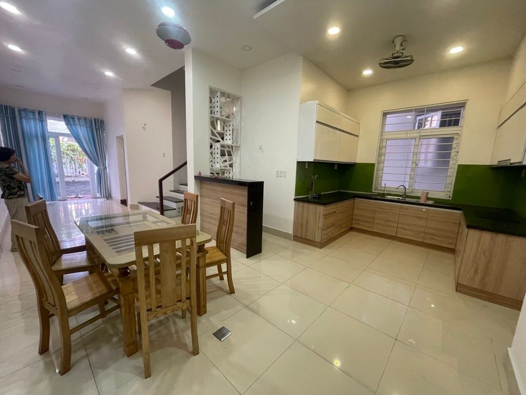 Lê đức thọ, sổ hồng riêng, 5 tầng, xe hơi ngủ nhà, gần chợ, công viên