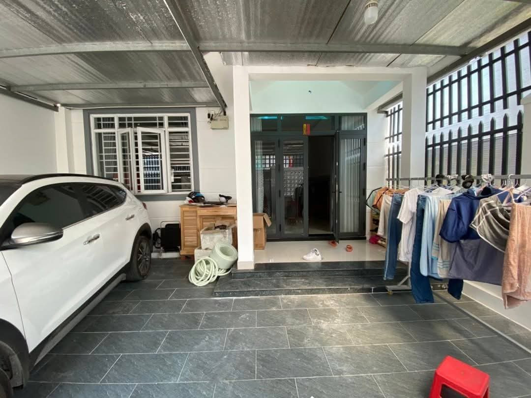 Bán nhà khu 8 - Phú hoà Diện tích 7x17 thổ cư 100% Nhà cấp 4 Xây dựng kiên cố, 2 phòng ngủ, 3 máy lạnh, sân xe hơi rộng rãi  Giá chỉ 3ty490tr