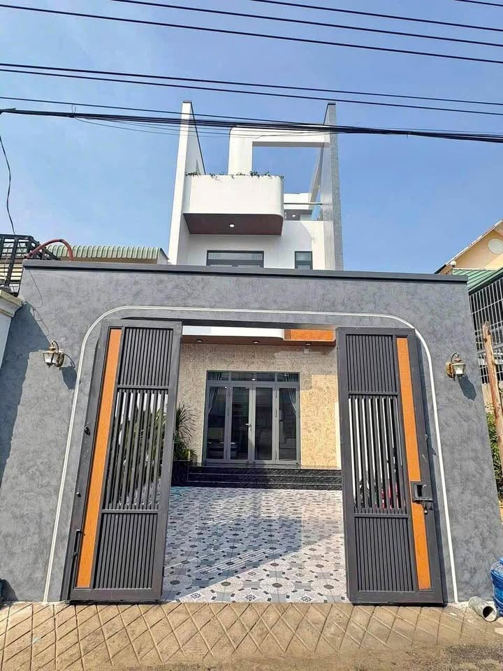 Nhà  1 trệt 2 lầu thuộc hẻm 385 thông qua chợ Phú hoà TDM