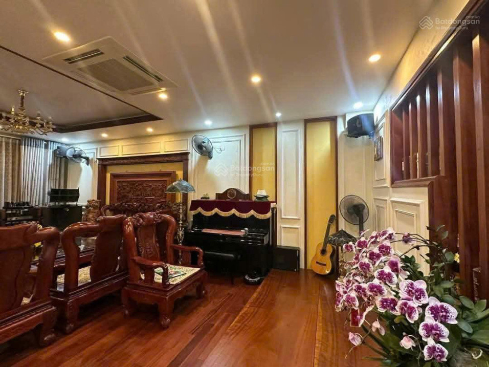 Bán rất gấp nhà hơn 8.3 tỷ - mặt tiền 5.4m, Lê Hồng Phong, sát chợ Hà Đông, gần ô tô, thoáng mát.