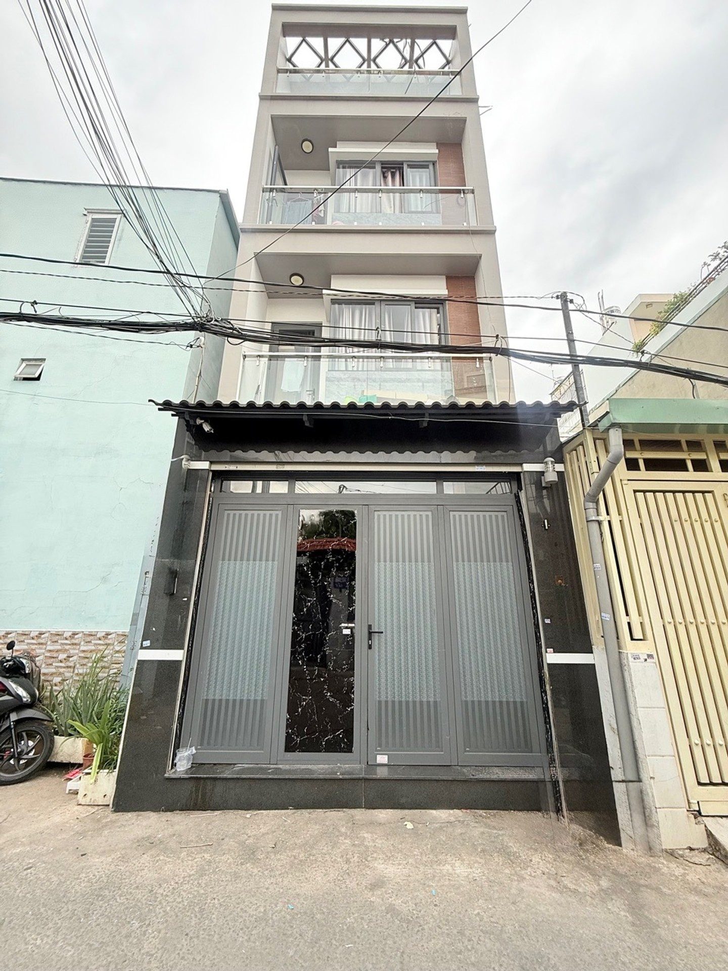 Nhà bán căn họi dịch vụ sổ hồng riêng lê lợi