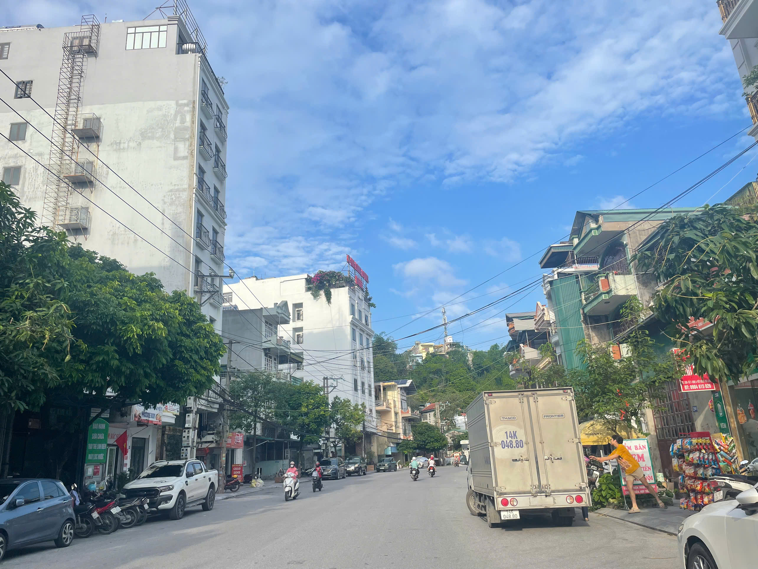 Cần bán nhanh khách sạn mặt đường Lê Lợi phường Hồng Gai mới