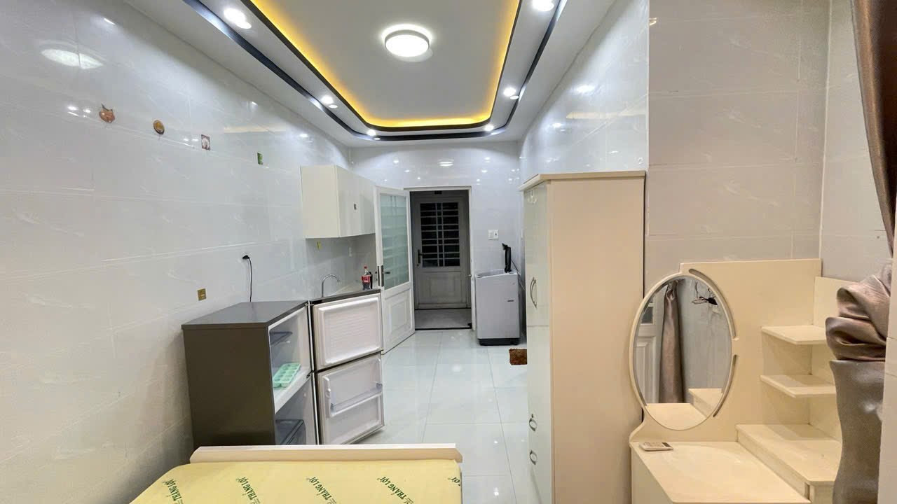 Căn hộ dv mới đẹp. Full nội thất. An ninh. Yên tỉnh. Ban công. Đường xe hơi. Riêng tư. Vị trí trung tâm