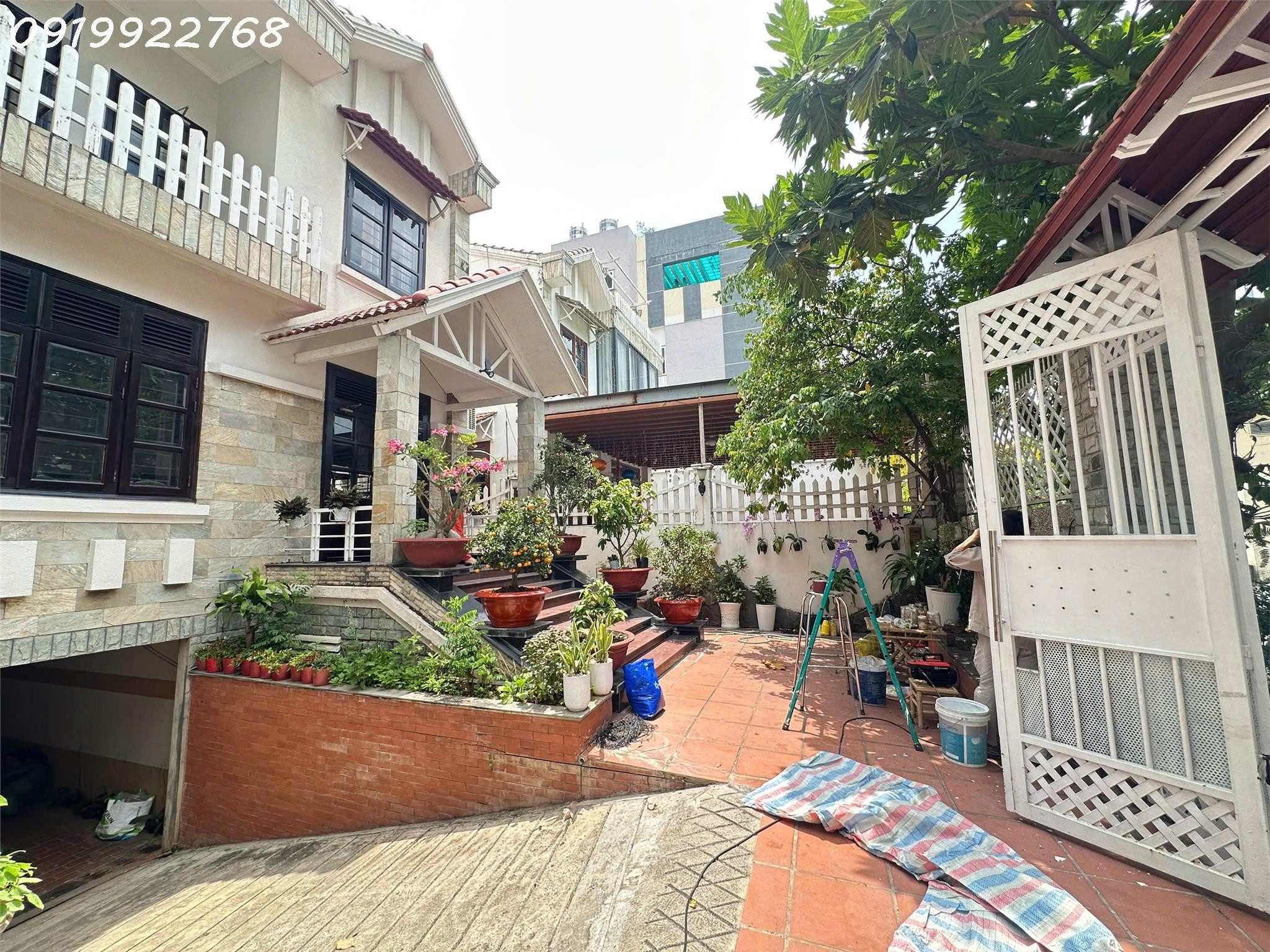 Cho thuê nguyên căn biệt thự La Casa Lê Thị Chợ, P. Phú Thuận, Q7, DT 330m2, giá 45tr/th