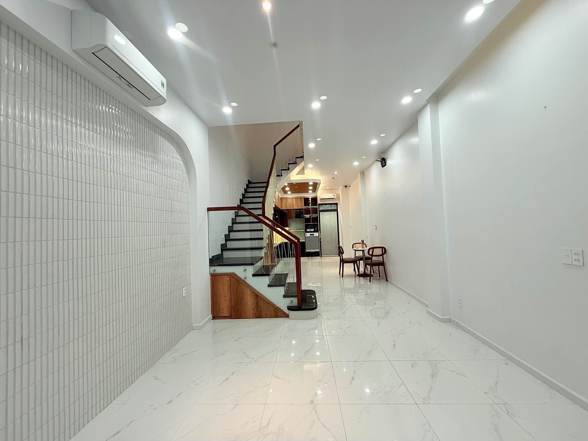 SIÊU PHẨM BÌNH TÂN - NHÀ MỚI FULL NỘI THẤT CAO CẤP - SÁT MẶT TIỀN