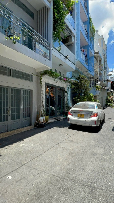 QUẬN 3 - hẻm kinh doanh nhộn nhịp LÊ VĂN SỸ, 50m2, 4 tầng, xe hơi đỗ cửa.