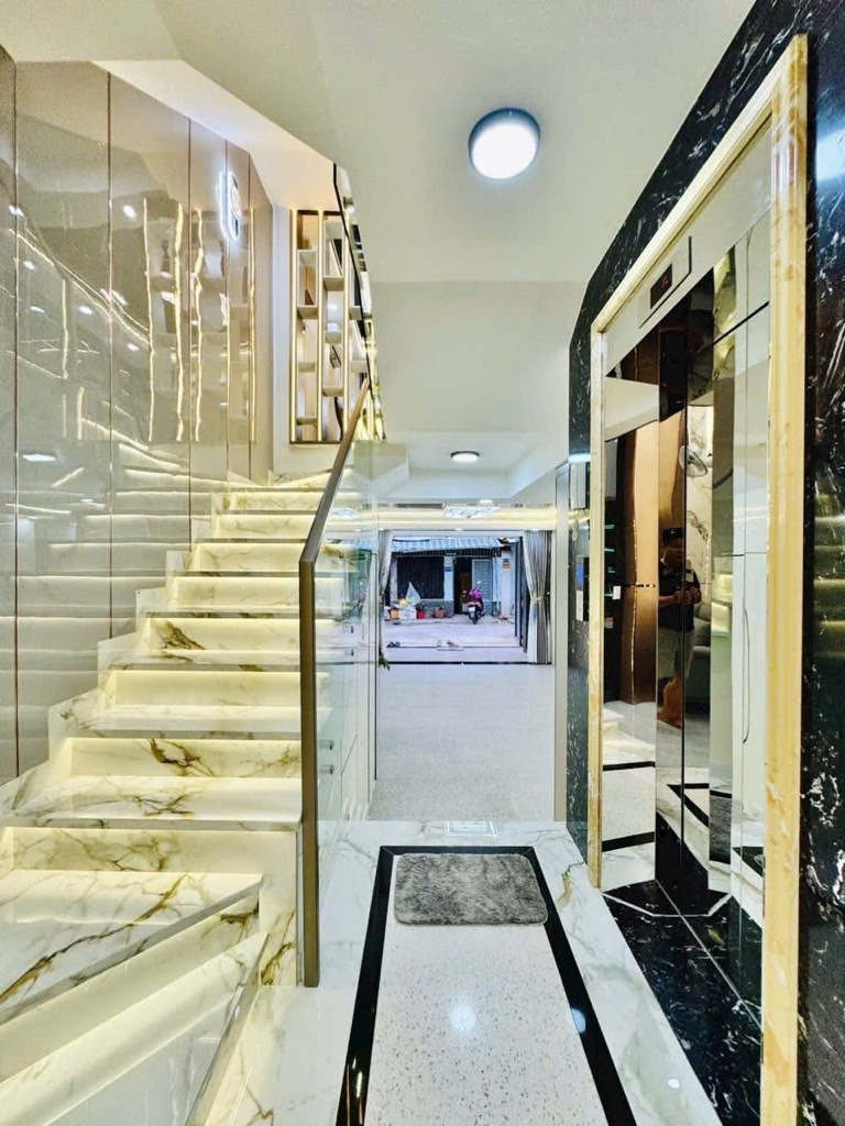 Nhà Phố  5 Tầng Diện Tích 56m2 Mới Đẹp Thang Máy- Xe Hơi Đậu Trước Nhà Ra Lê Văn Thọ P14 Q
Gò Vấp