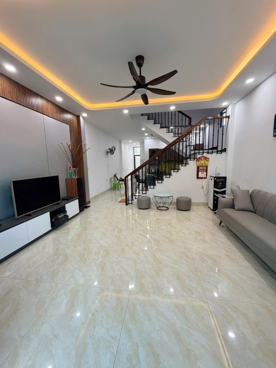 HẠ GIÁ 150tr BÁN NHANH NHÀ LIÊN HOA, VĨNH NGỌC ĐƯỜNG Ô TÔ FULL NỘI THẤT☘️3tỷ950☘️

- DT 100m2 hướng đông nam
- Nhà 1 trệt 1 lầu 3 phòng ngủ (có pn dưới) bếp, 2 phòng khách, 2wc, phòng thờ, sân đậu ô tô, phòng giặt phơi
- Đường ô tô thông 
- Nhà để lạ