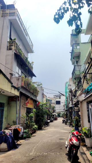 BÌNH TÂN. SIÊU RẺ ĐẸP 5 TẦNG - SÂN THƯỢNG THOÁNG MÁT - SÁT CHỢ LIÊN KHU 5-6 - HẼM XE HƠI. CN : 53 M2. CHỈ 4.85 TỶ