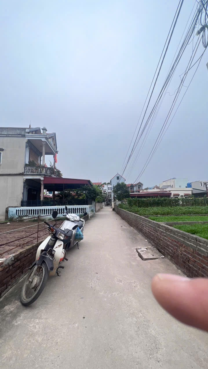 Gần tỉnh lộ 427 
Bán kính 100m là uỷ ban(cũ) trường học