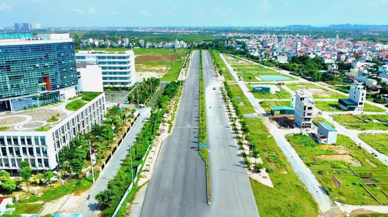 Giá rẻ nhất An Khánh. Chính chủ bán nhà mặt đường liên xã 168m 3 tầng và 3 kiot