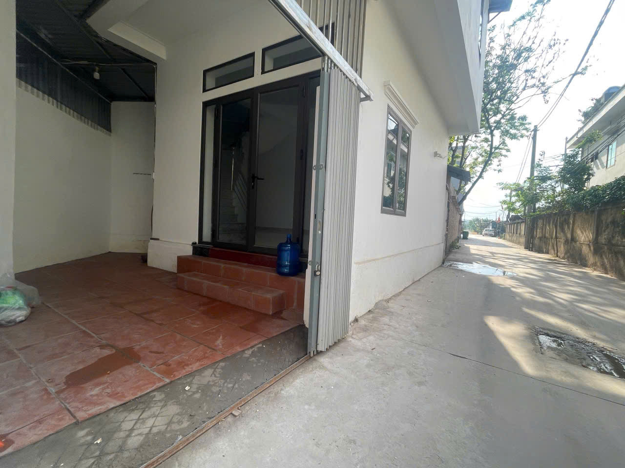 Bán nhà Trung Tâm Thị Trấn Chúc Sơn           
Diện tích :47,4m đất sẵn nhà 2 tầng - ô tô tránh nhau chạy thông tại tt Chúc Sơn