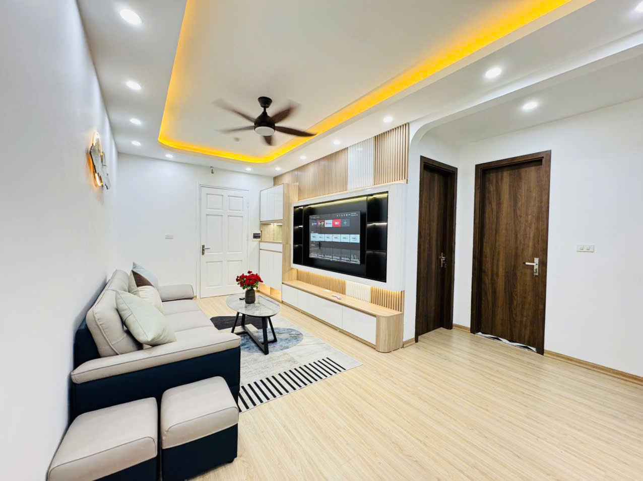 Bán căn hộ tầng 15 chung cư HH4 Linh Đàm, 67m2, view sân chung, 3 tỷ 180tr