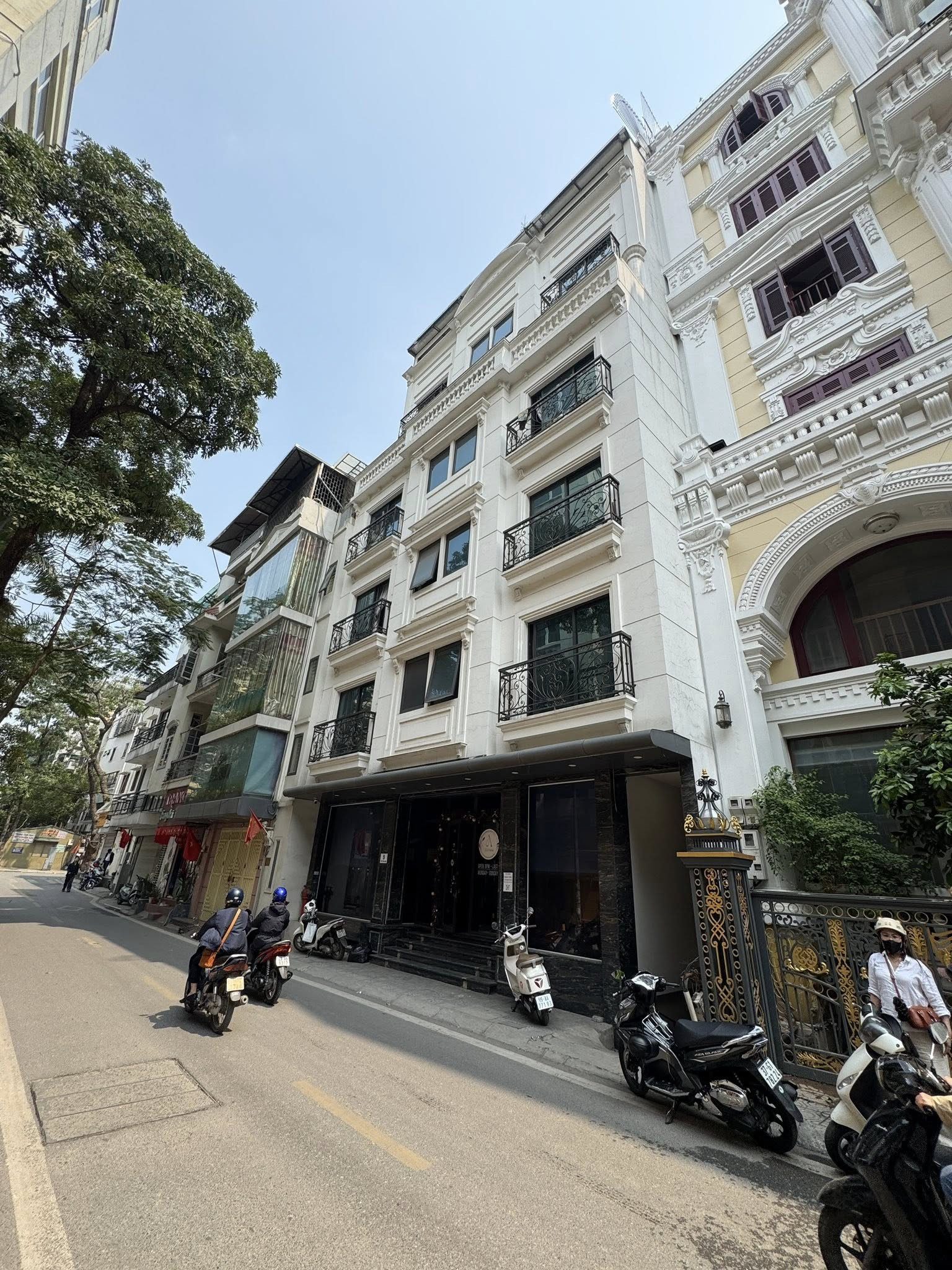 BÁN TÒA APARTMENT LINH LANG, HN - DÒNG TIỀN ĐỈNH DT 109m2 x 9T. DT 2,4 TỶ/NĂM