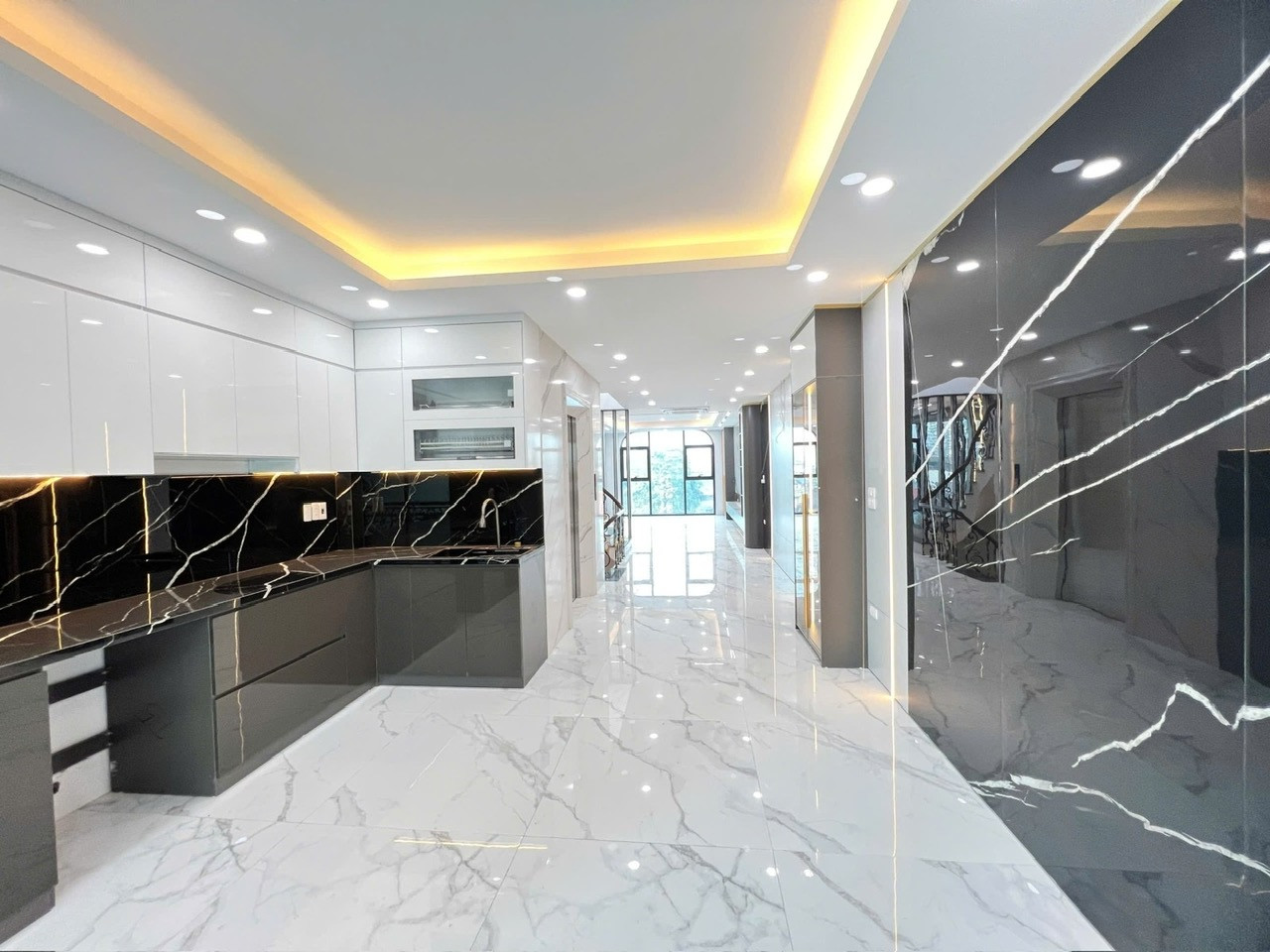 Siêu phẩm!!! Tòa nhà văn phòng Lĩnh Nam, Hoàng Mai, 125m2, 6t, giá 24.5 tỷ.