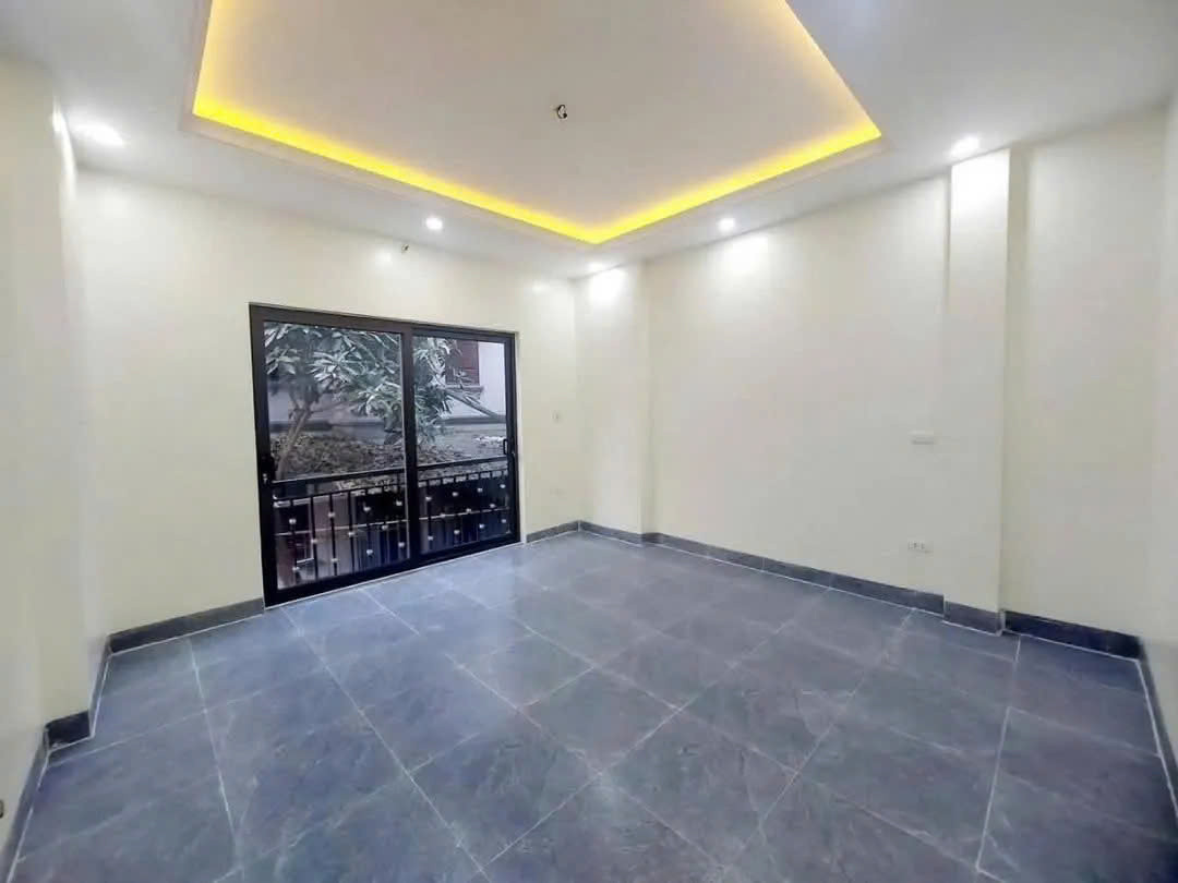 Bán Nhà  Lĩnh Nam 33m2.  6 tầng. mặt tiền  4.1m. giá  7.4 tỷ Hoàng Mai Hà Nội