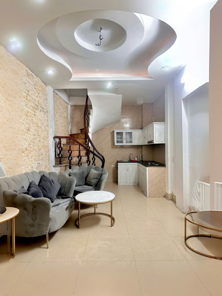 Cho thuê nhà ngõ Lĩnh Nam- Hoàng Mai,  24m2 x 4 tầng, 3 ngủ, 2 vệ sinh,  7.6 triệu