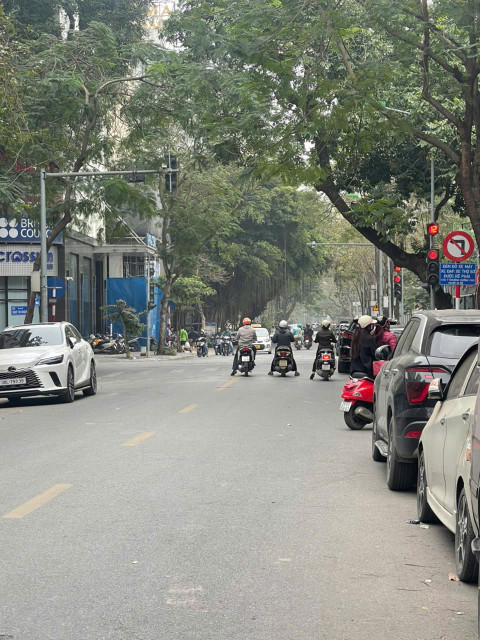 Chính chủ cho thuê mặt bằng Lò Đúc
Tâng 1 sàn 140m
Tầng 2 65m
Gia thuê 45tr