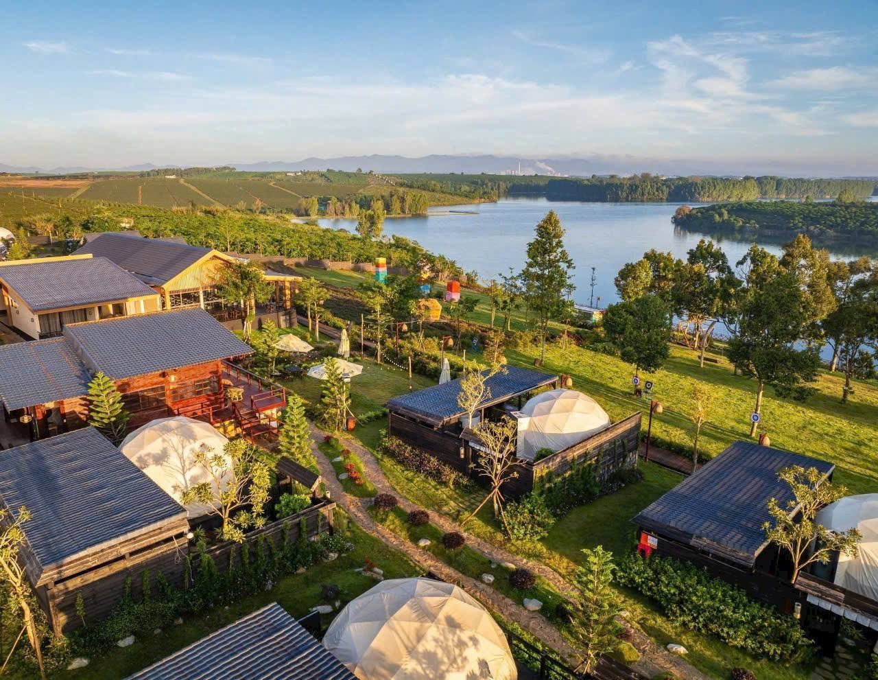 ĐẤT GIÁP MẶT HỒ CÁNH BƯỚM BẢO LỘC- ĐỐI DIỆN KHU CAMPING - ĐƯỜNG NHỰA, ĐIỆN NƯỚCTẬN NƠI