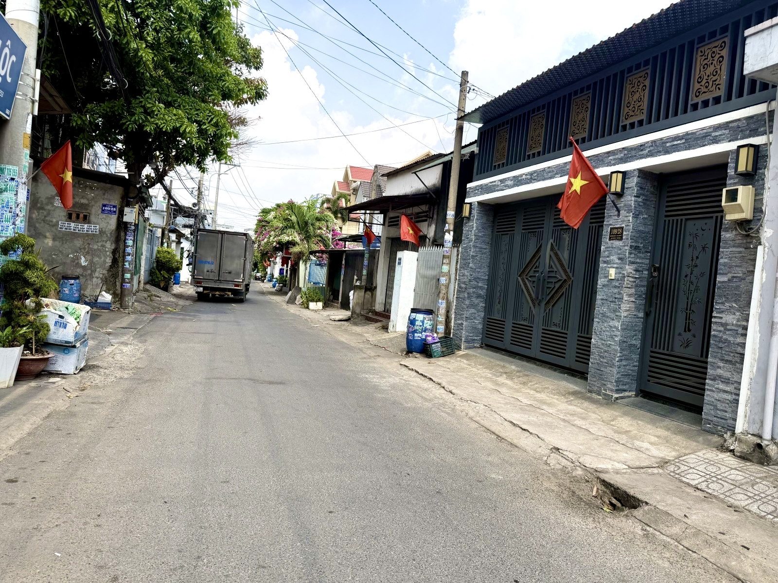 🚗 BÁN NHÀ 3 TẦNG - 52.4M2(4.6*12), HOÀN CÔNG, KHÔNG QH - NHÀ HẺM XE HƠI - GẦN CHỢ, UBND. P LONG PHƯỚC, THỦ ĐỨC.(TA)