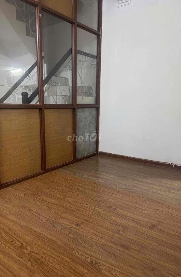 Cho thuê nhà trong Lương Sử C Đống Đa
Dt: 22mx4,5 tầng 2 ngủ 1 khách 2 vs 
Giá 7,5tr/1tháng