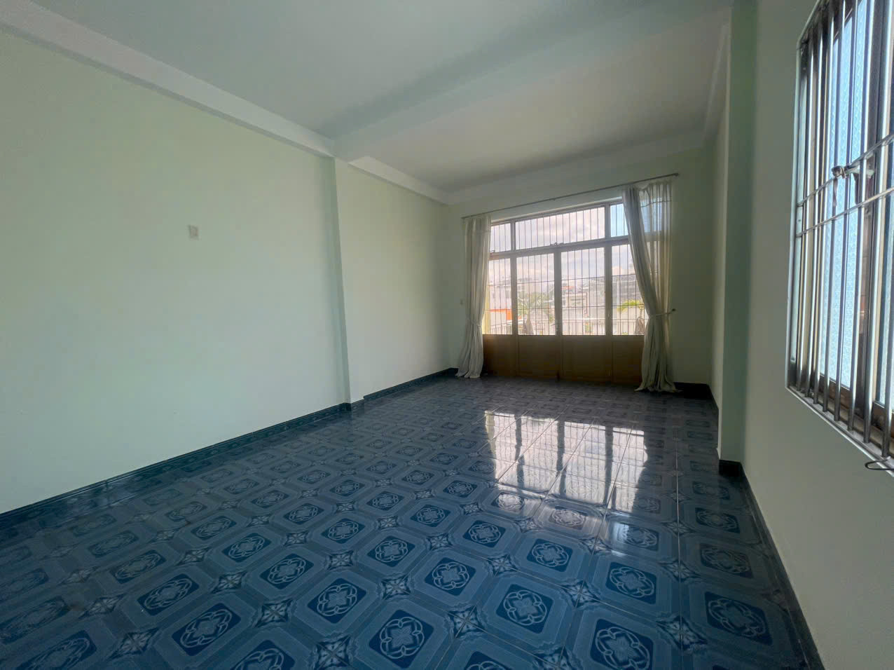 Bán Nhà đường ô tô 4m Đường Lương Thế Vinh , Phường Phước Long , Thành Phố Nha Trang 
dt 125.7m2 
Giá 5.7 tỷ 
Liên hệ :  e Bích