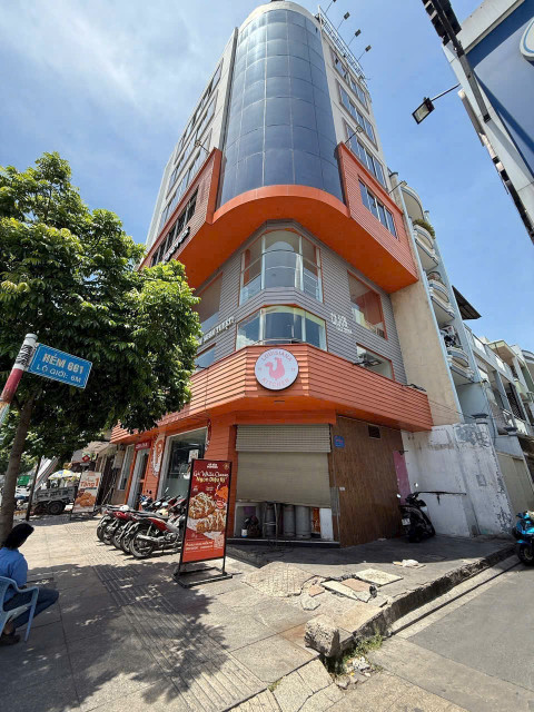 Bán nhà nát Sát MT Lũy Bán Bích 
DT 3.5x18.5m.
Cách MT 25m.


Hẻm Xe Taxi Thông.
Giá 5.8 tỷ tl.