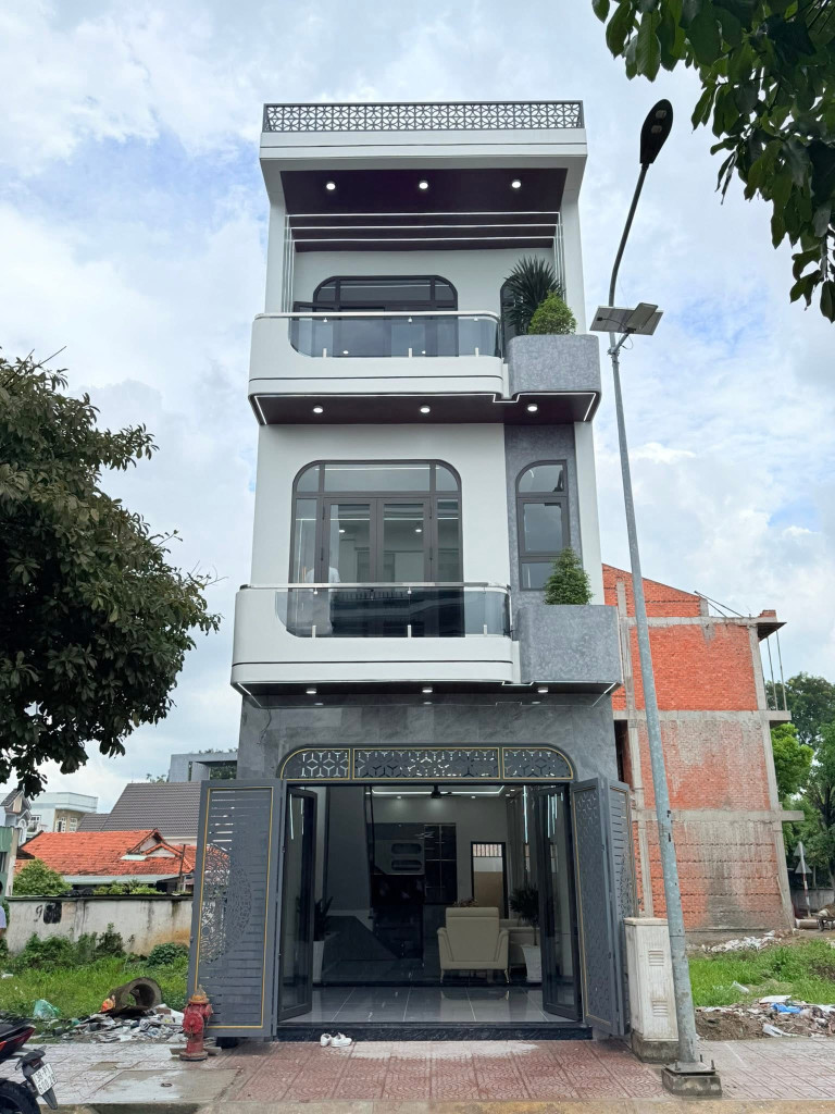 BÁN NHÀ PHỐ MỚI NGÃ TƯ BÌNH CHUẨN - BÌNH DƯƠNG
