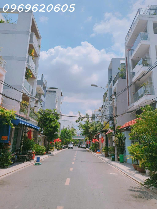 Bán Nhà Lý Phục Man Quận 7, dòng tiền lên đến 600 triệu / năm, nhỉnh 6 tỷ. Gọi ngay Vinh Nhà Phố