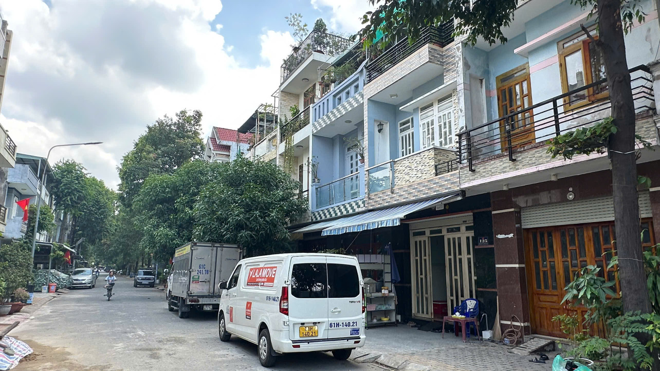 Bán nhà 3 Lầu gần TTHC Dĩ An,đường nhựa trước nhà 13m