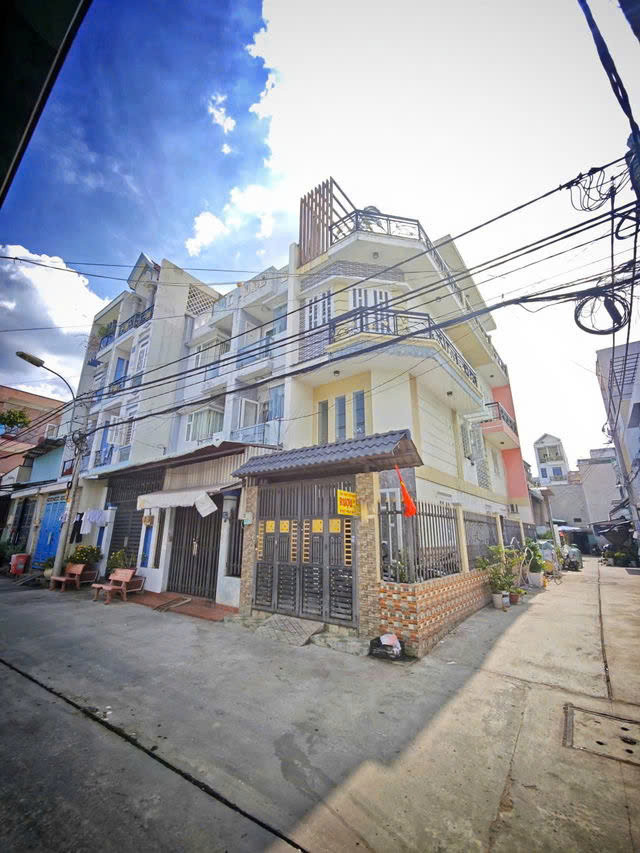Căn Góc QUẬN BÌNH TÂN-  Giá sốc chỉ (5.8 tỷ ) - Mã Lò , phường bình trị đông A thông 814 hương lộ 2 - Diện tích 4M x 15M vuông vức, công nhận đủ 60M2.
- Xây dựng 4 tấm - Nhà 4pn 3wc - Tel : 077 888 5818 chuyên bds Sài gòn