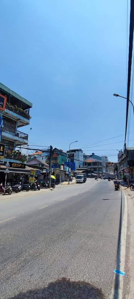 Bán nhà 2 mặt tiền đường nhựa 14m kinh doanh cực tốt.