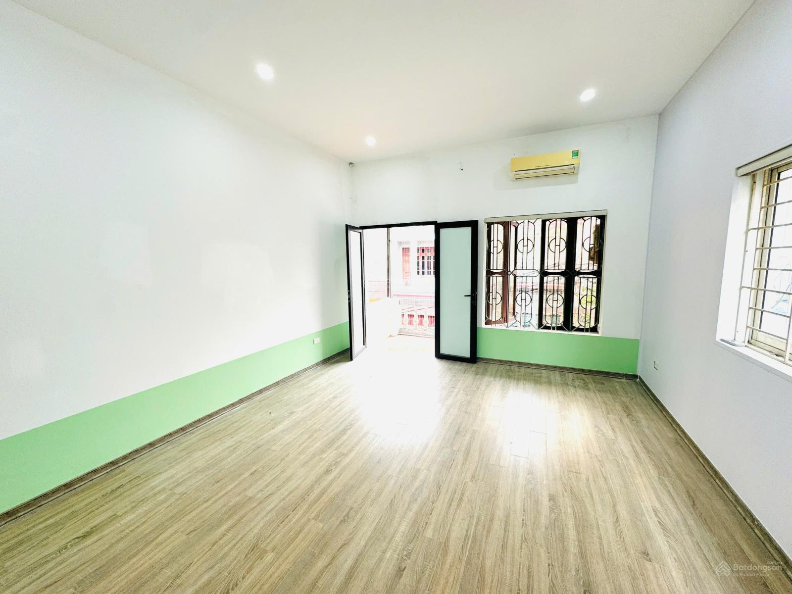 Chính chủ cho thuê nhà mới sửa 97,2m2, mặt phố Mai Phúc, hướng Đông Nam, 2 mặt tiền. Giá 13tr/tháng