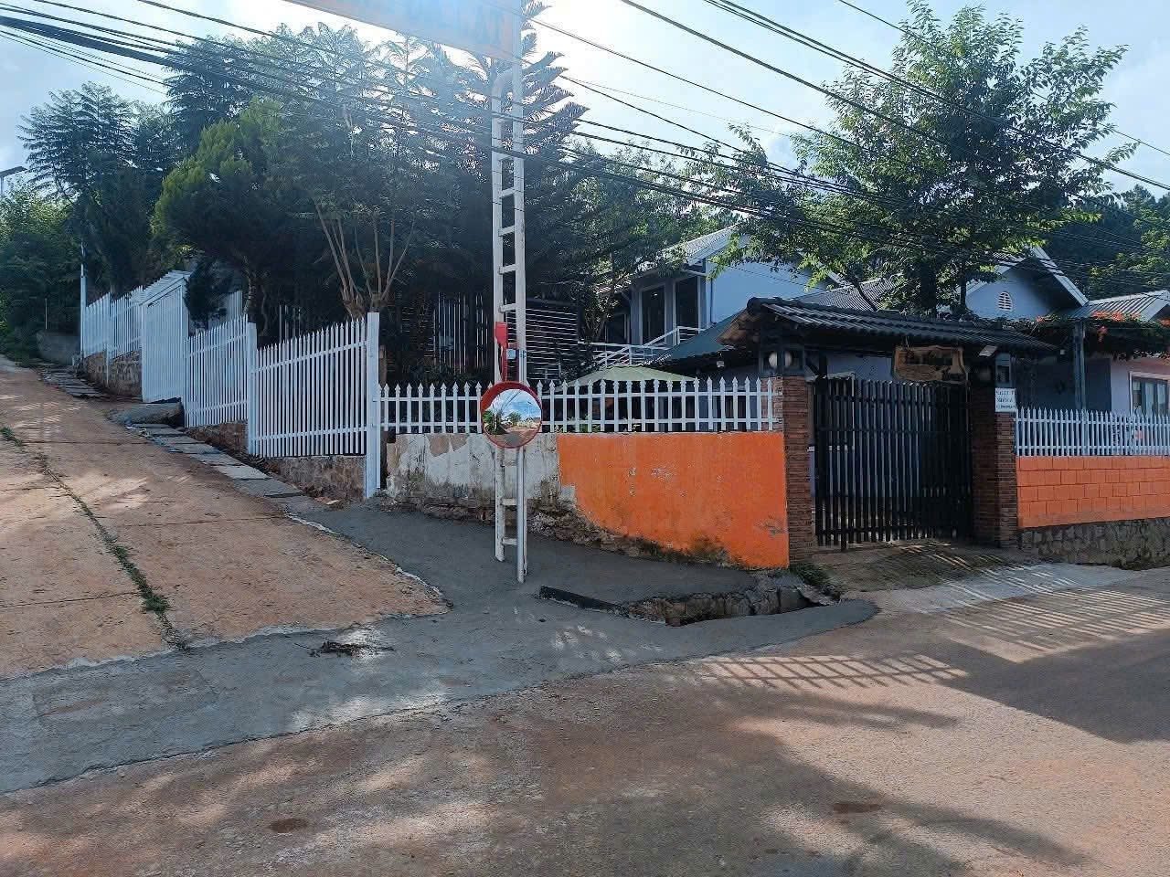 Bán đất tặng 3 căn nhà - 2 mặt tiền măng lin, Đà Lạt