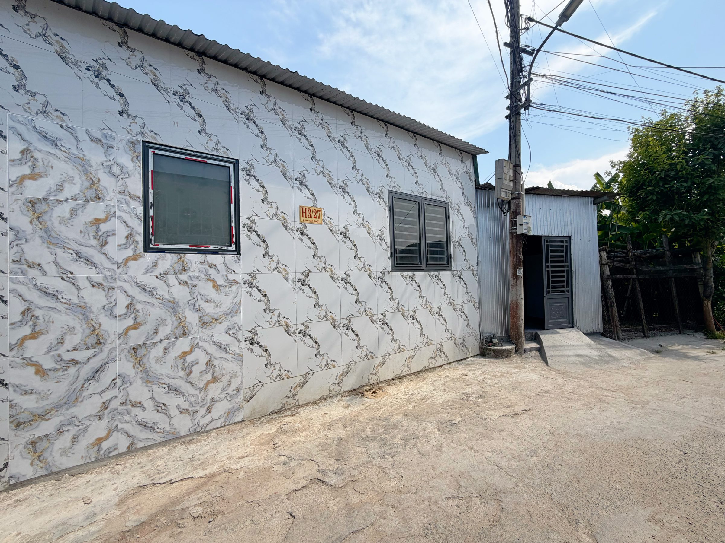 ✨Nhà Cấp 4 Kiệt Ôtô - Giá Chỉ 1ty060 có thương lượng
📐 Diện Tích 74m2
📍 Mẹ Suốt, Đà Nẵng
✔️ Khu Dân Cư Đông Đúc - Tiện Ích Bao Quanh.      ✔️ Gân Chợ - Trường Học - Trung Tâm Thương Mại ✔️ Ôtô Vào Tận Nhà
💥 Vị Trí Cực Kỳ Thuận Tiện
💵Giá 1ty060 có thư