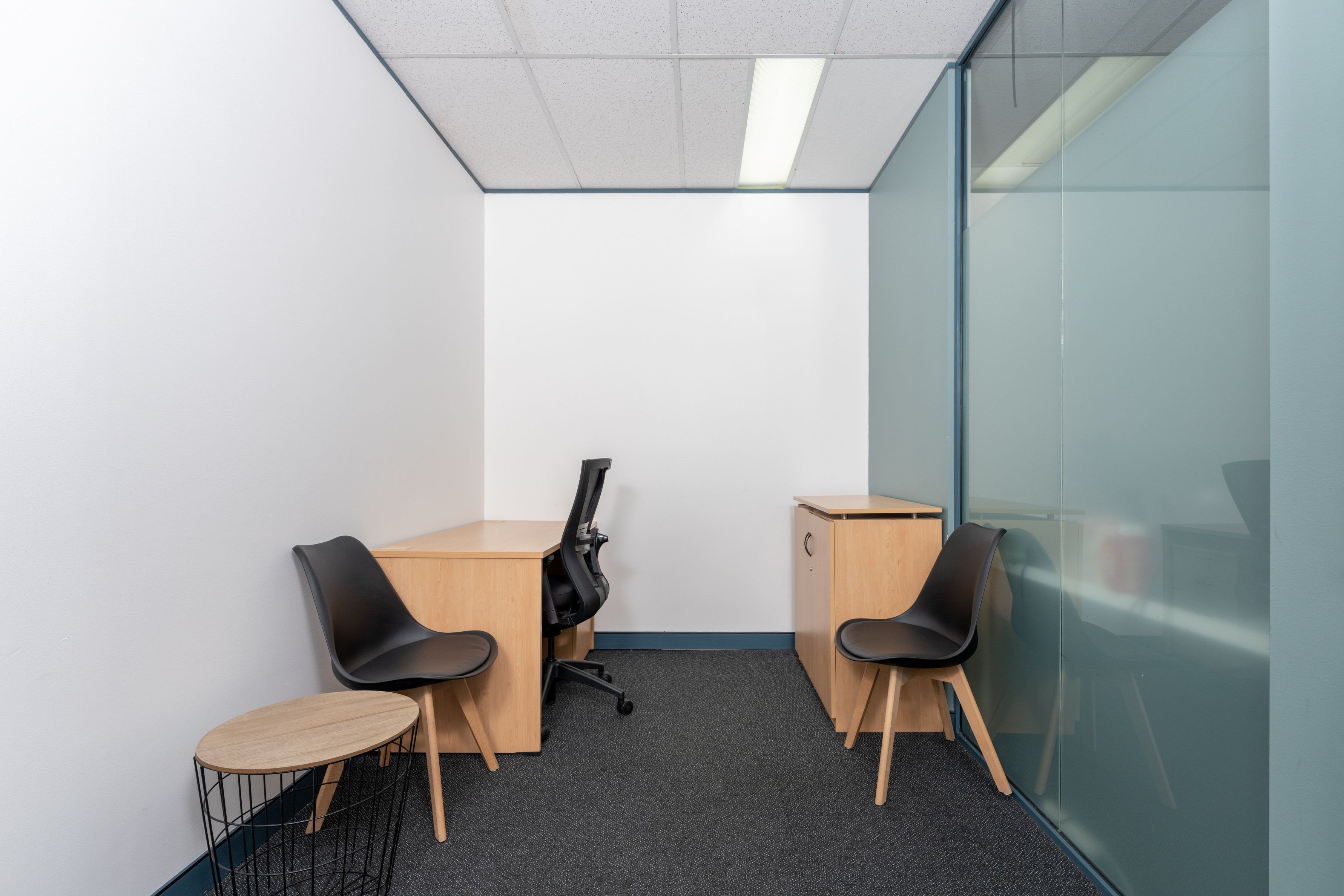 Không gian văn phòng được thiết kế chỉn chu đến từng chi tiết tại Regus The Sun Building dành cho 2 người.