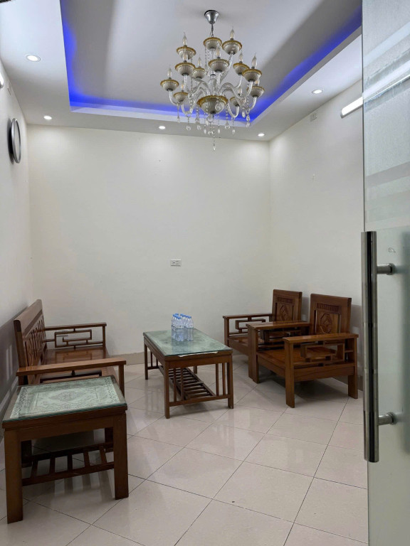 Cho thuê nhà ngõ Chùa Hưng Ký, 4 tầng x 32m2, 3 ngủ, 2 wc, 8 Triệu ở gia đình
