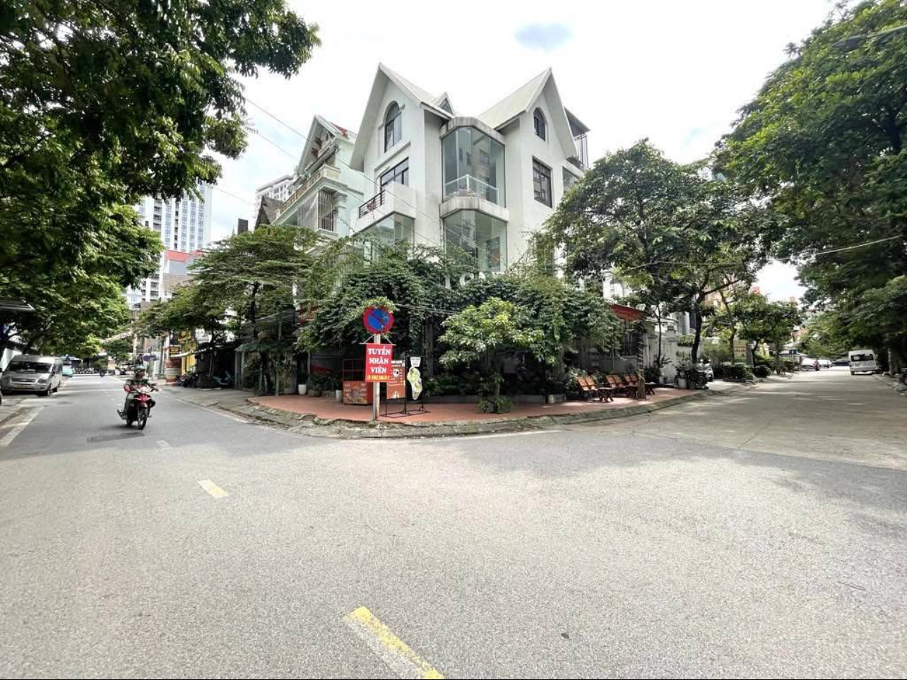 Bán biệt thự Nguyễn Cơ Thạch – 136m² – 4 tầng chắc chắn – Ô tô đỗ cửa – hơn 40 tỷ.