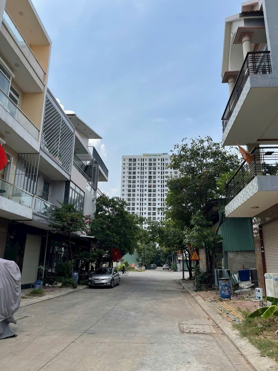 ĐƯỜNG 8 MÉT VỈA HÈ 2 MÉT - ĐỐI DIỆN BỜ TƯỜNG TƯỜNG NỘI KHU NÊN NHIỀU CHỖ ĐẬU Ô TÔ -KDC SÓNG THẦN