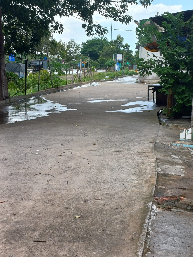 Bán nhà  trệt lầu giấy tay đường bê tông sạch sẽ. Đường Nam cao