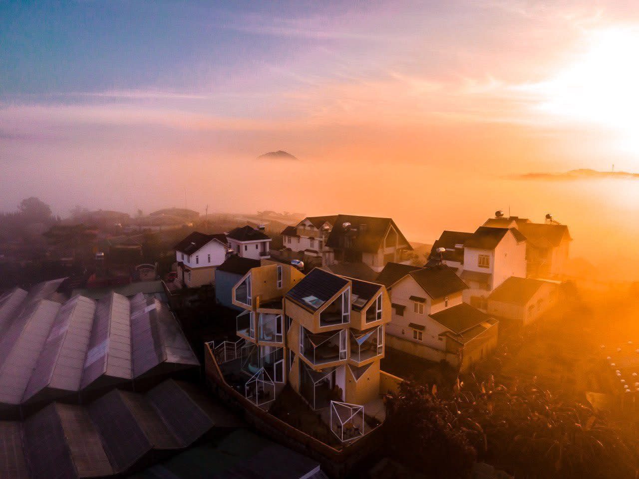 Căn villa nằm ở vị trí độc tôn tại Nam Hồ, view đẹp không che săn mây mỗi ngày