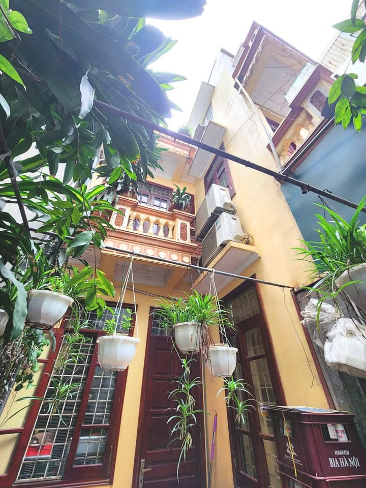 Hiếm!Chính chủ bán nhà đất 95.2m2 ngõ 242 Nghi Tàm gần cầu Tứ Liên- Hồ Tây, sổ đỏ, đang kinh doanh!