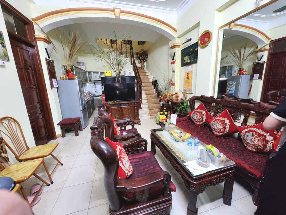 Hiếm!Chính chủ bán nhà đất 95.2m2 ngõ 242 Nghi Tàm gần cầu Tứ Liên- Hồ Tây, sổ đỏ, đang kinh doanh!