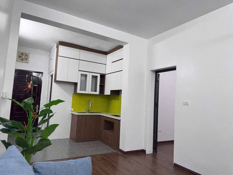 Bán căn hộ tập thể tầng 3, Nghĩa Tân, 70m2, 2 ngủ, căn góc, ô tô vào được, 3 tỷ 5