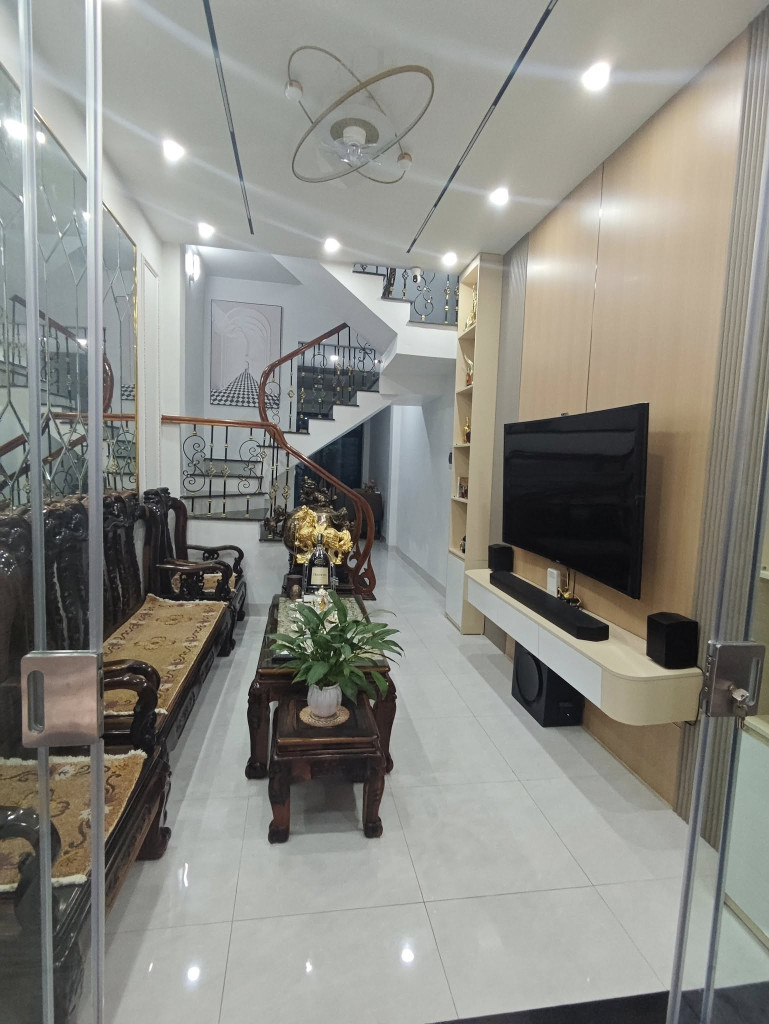 CỰC HIẾM  NHÀ NGUYÊN HỒNG 11 TỶ - 45M2 - 2 MẶT THOÁNG - VIEW ĐÀI TRUYỀN HÌNH - FULL NỘI THẤT ĐẸP