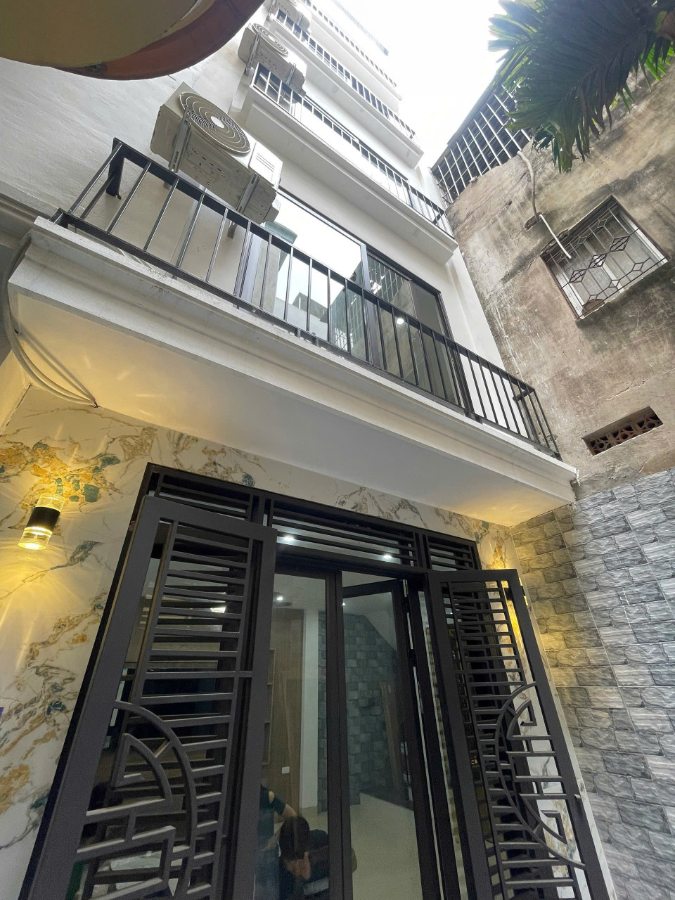 Cho thuê nhà nguyên căn mới, Thang Máy 98 Vũ Trọng Phụng 6 tầng x 40m2, 4PN  kk, 20.5 triệu