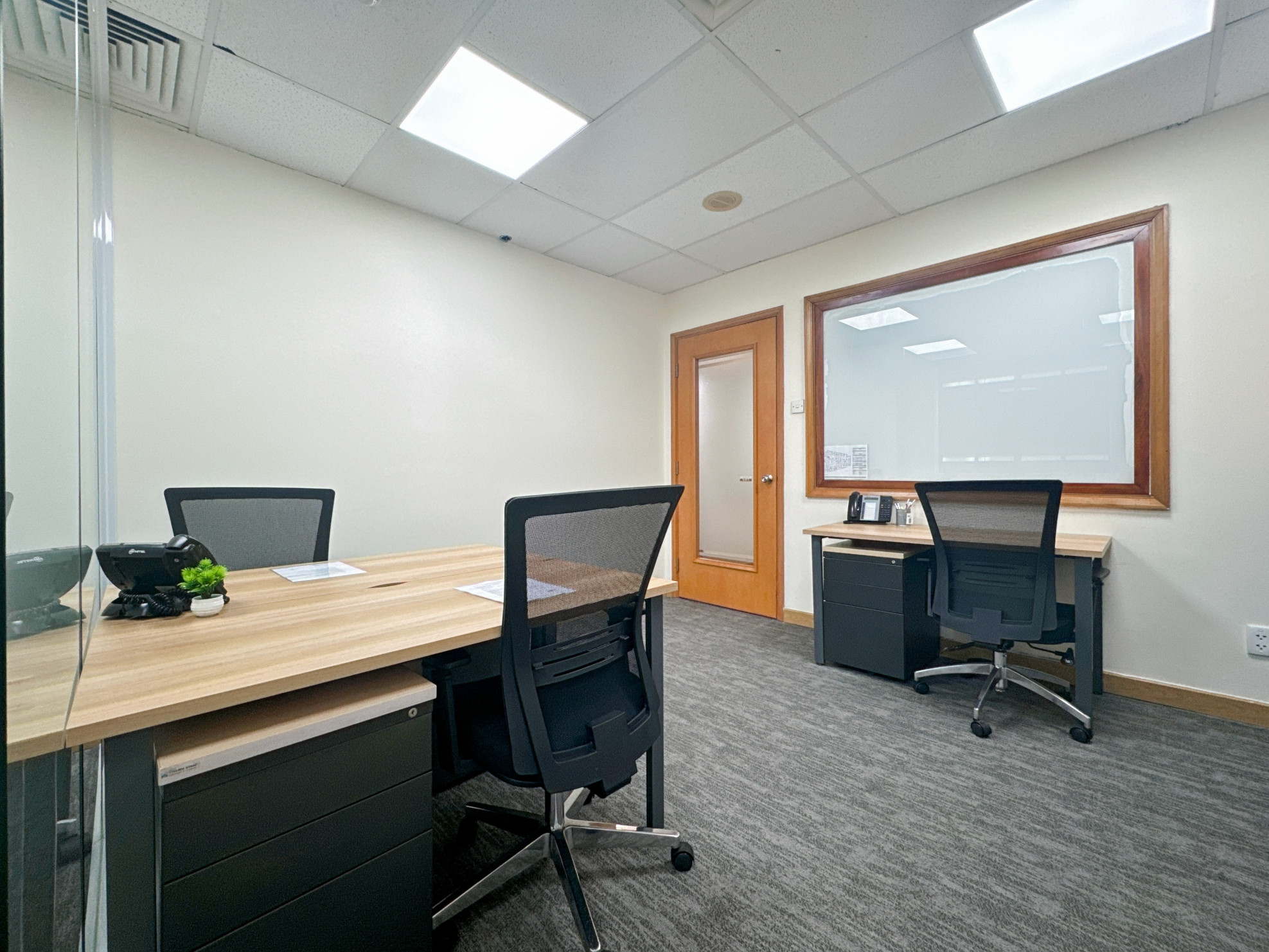Trọn gói quyền sử dụng không gian văn phòng chuyên nghiệp cho 5 người tại Regus Me Linh Point Tower