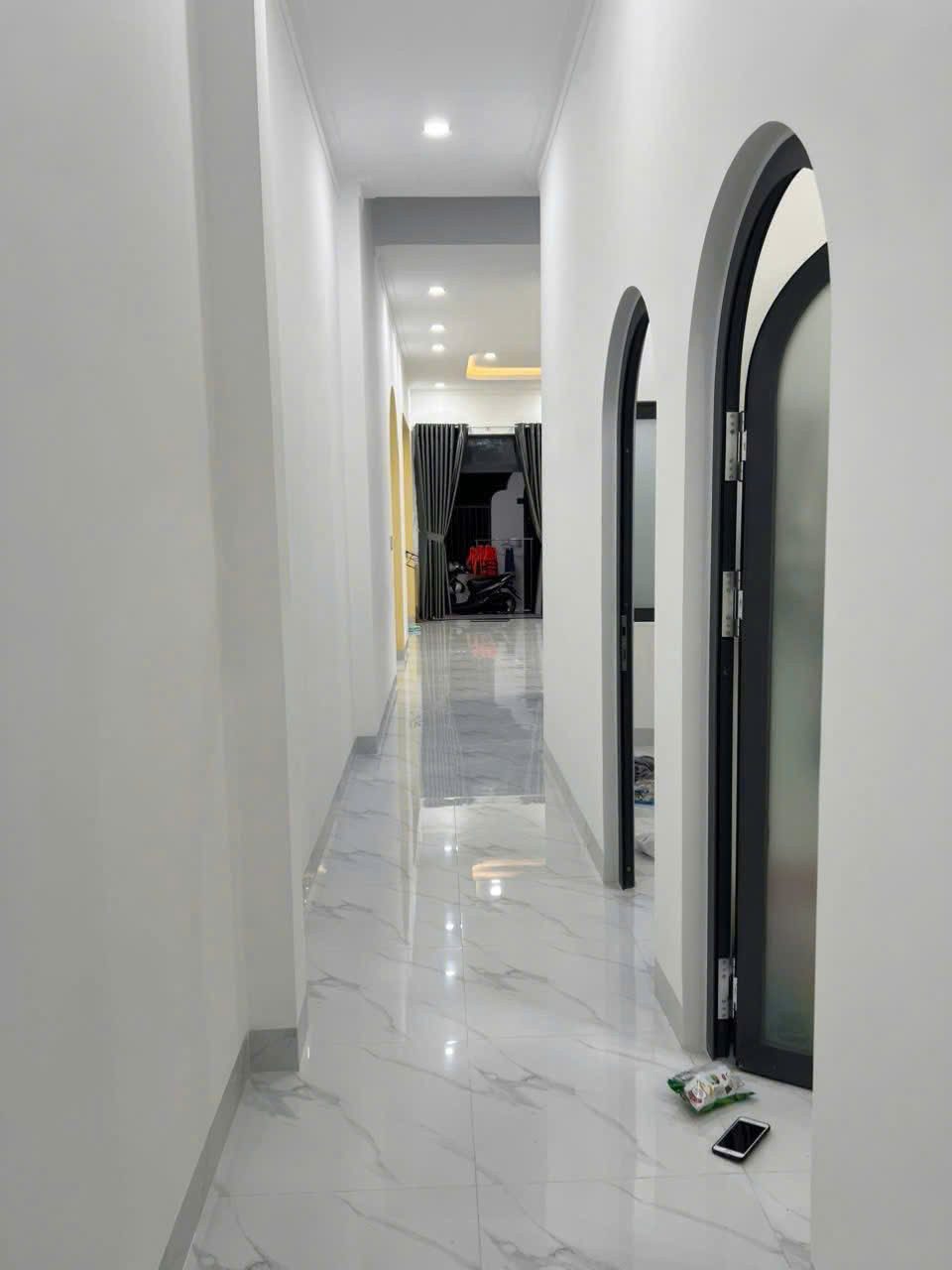 Cho thuê nhà 100m có 2 phòng ngủ mới xây, 2 máy lạnh đầy đủ, máy nóng năng lượng